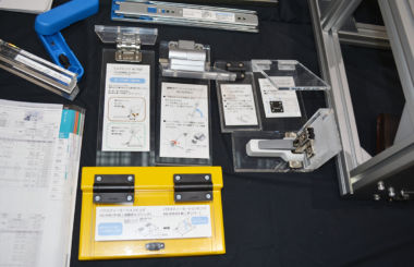 開閉中の扉や蓋、カバーを任意の位置でピタっと止める「トルクヒンジ」他各種ヒンジ